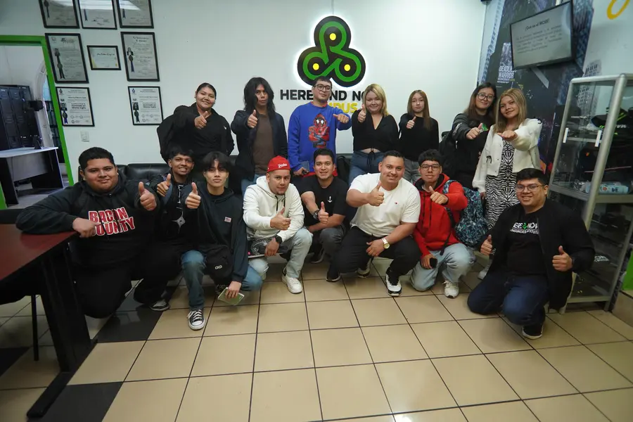 Estudiantes aprendiendo idiomas en Here & Now