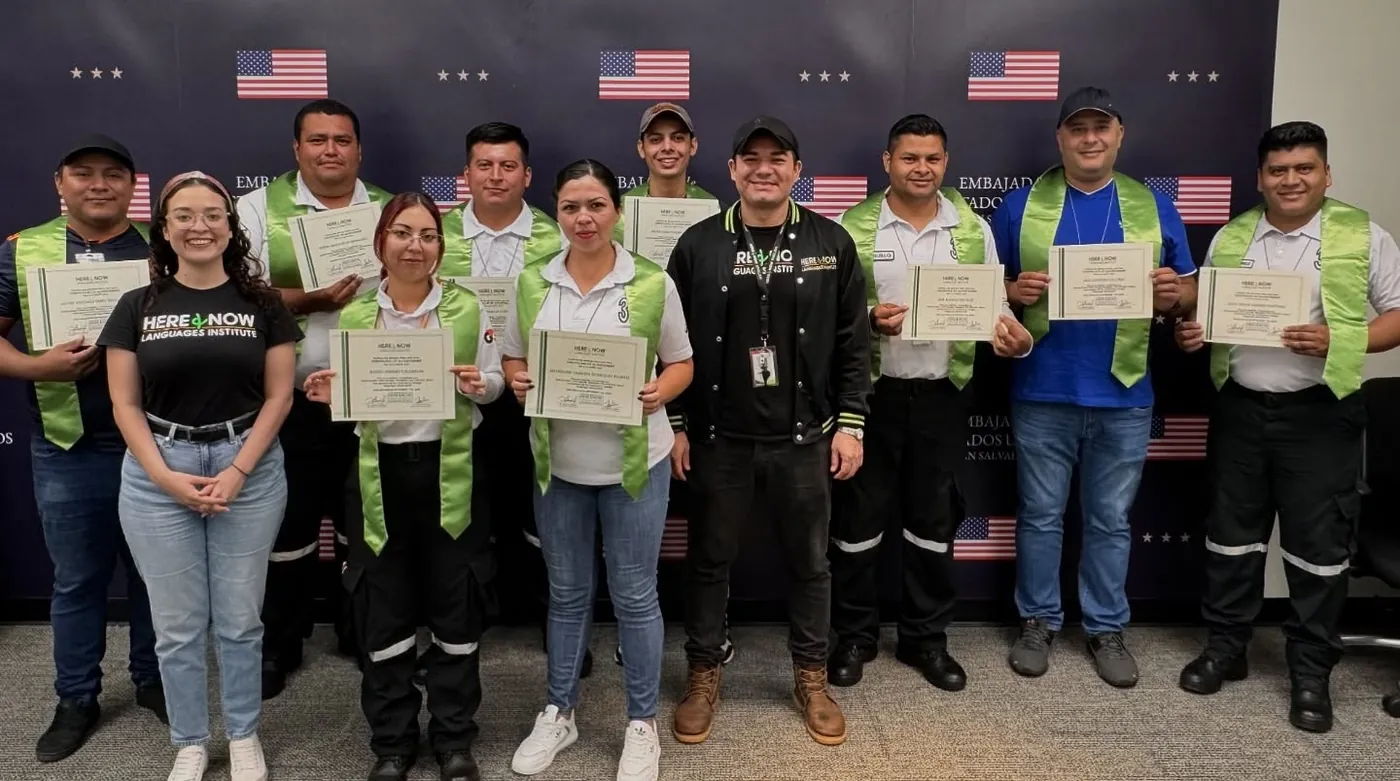 Graduandos del programa corporativo de G4S en la Embajada de Estados Unidos en El Salvador