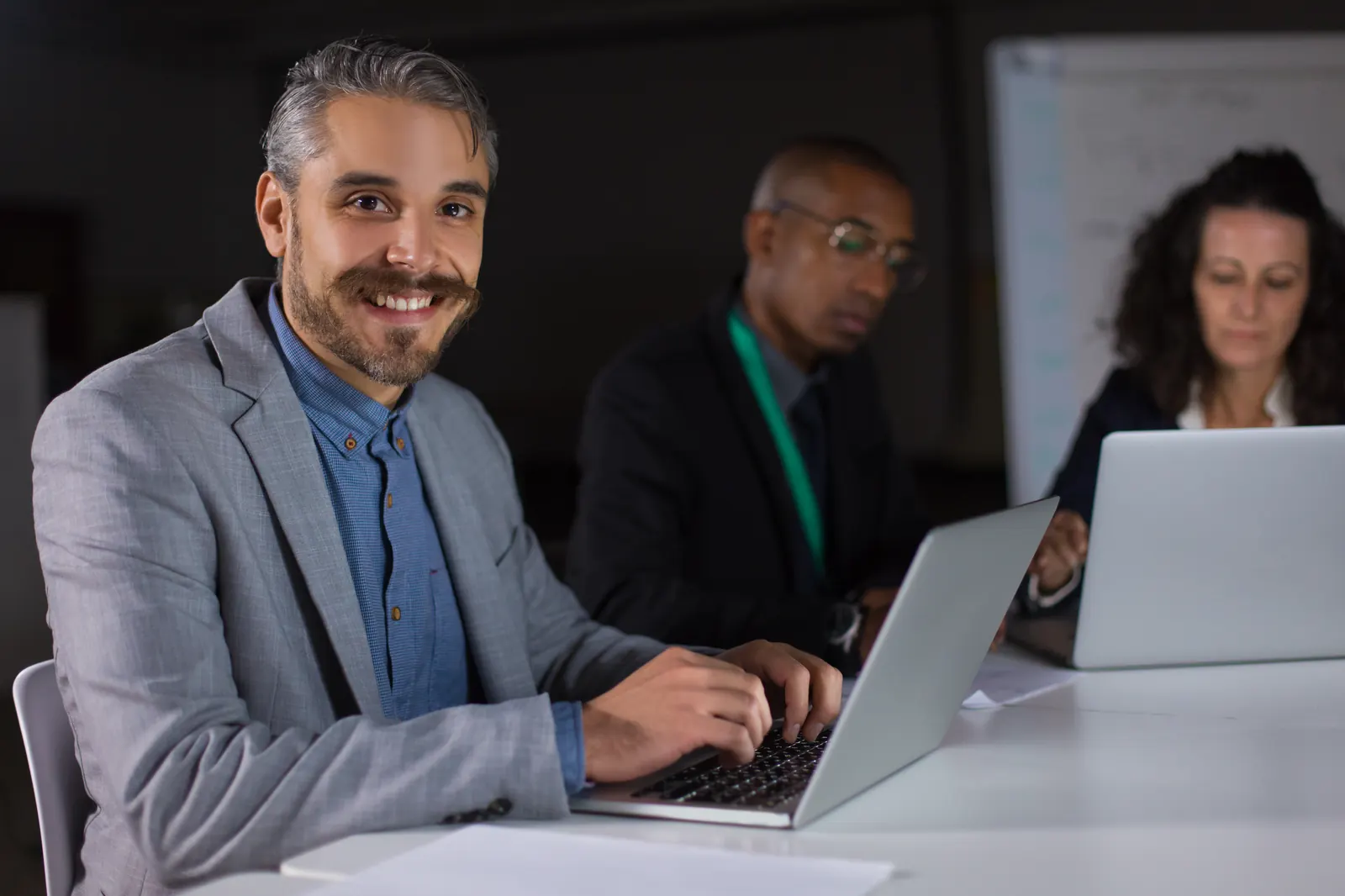 Equipo corporativo en formación con Here & Now Executive